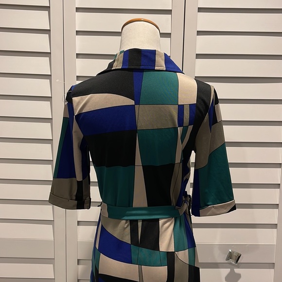 Oui Collection MIDI V-Neck MIDI Dress in an asymmetrical Print with Belt. - Picture 5 of 12